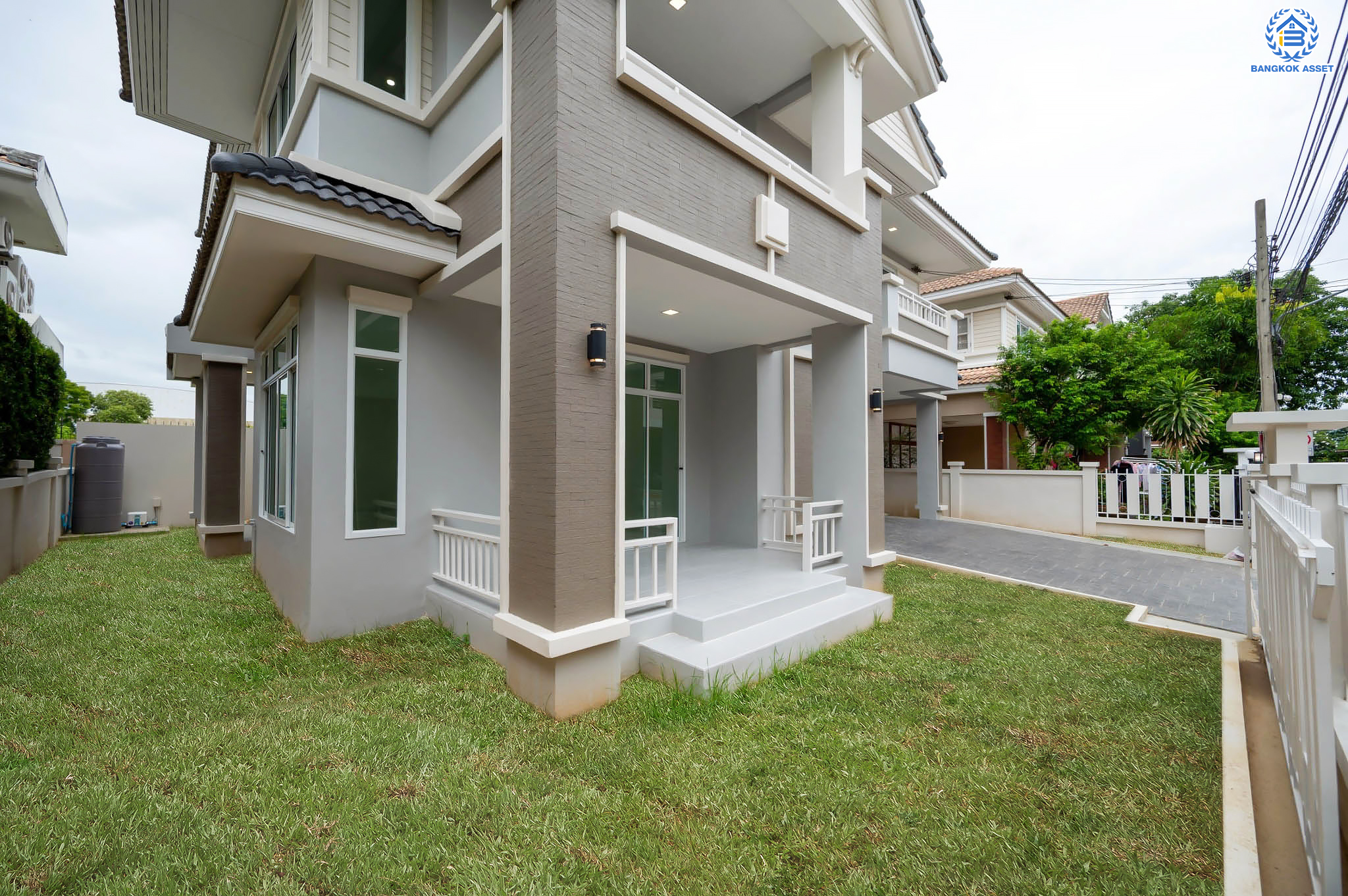 บ้านมือสองตกแต่งใหม่ โครงการ นาราวัลย์ บรมราชชนนี เนื้อที่ 71.8 ตร.ว. ฟังก์ชัน 3 ห้องนอน 4 ห้องน้ำ 1 ห้องแม่บ้าน จอดรถได้ 2 คัน บนพื้นที่ใช้สอยเกือบ 220.58 ตร.ม. พร้อมพื้นที่สีเขียวสนามหญ้ากว้างขวาง ตอบโจทย์ครอบครัวใหญ่ บนทำเลศักยภาพ เชื่อมต่อทั้งถนนกาญจนาภิเษก และทางคู่ขนานลอยฟ้าบรมราชชนนี ใกล้ ม.มหิดล, สถานีขนส่งสายใต้ใหม่ และเซ็นทรัลปิ่นเกล้า